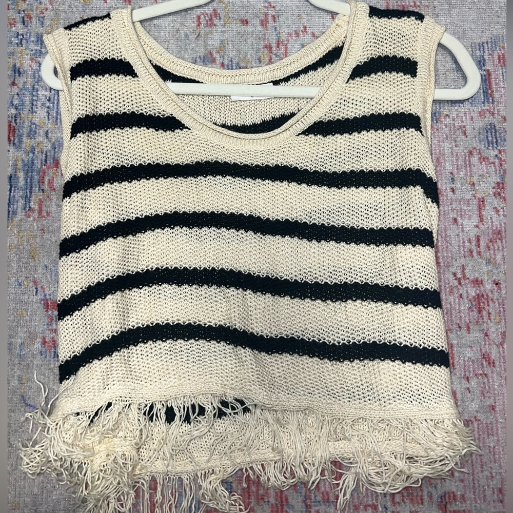 BLACK AND CREAM CROP TOP